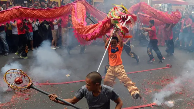 马尼拉中国城爆竹声中飞龙起舞
