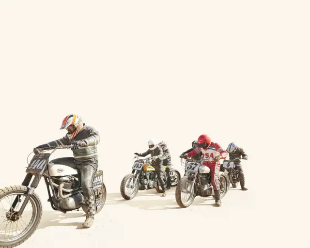 Motos con un fondo blanco.