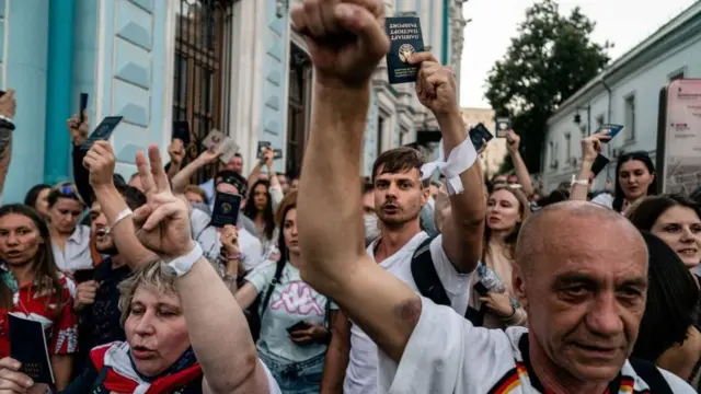 Очередь у посольства в Москве