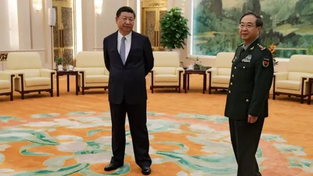 શી જિનપિગ અને ચીનના આર્મી અધિકારીની તસવીર