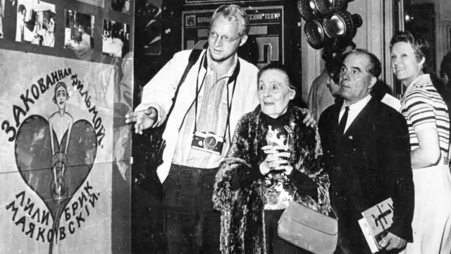 Бенгт Янгфельдт и Лиля Брик на выставке "20 лет работы" в Москве. Июль 1973 году