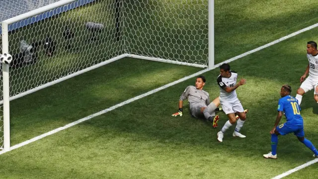 Lo cerca que estuvo Brasil de adelantarse tras el disparo de Coutinho que se desvió en Gamboa.