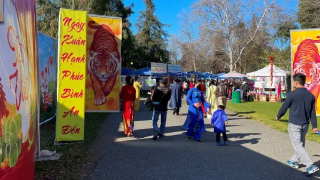 Cổng vào hội chợ tết trong công viên Kelly Historical Park, San Jose