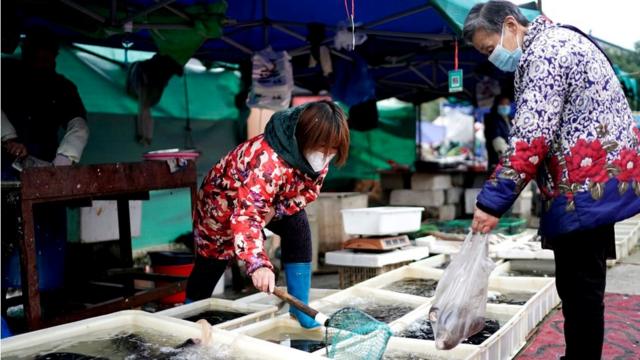 продавцы рыбы на рынке (фото от 2 декабря 2020 г)