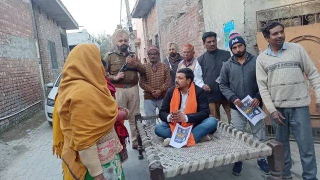 ਮੌਰਿਸ ਨੇਦੱਸਿਆ ਕਿ ਉਨ੍ਹਾਂ ਕੋਲ ਮਹਿੰਗੇ ਚੋਣ ਪ੍ਰਚਾਰ ਲਈ ਪੈਸੇ ਨਹੀਂ ਹਨ