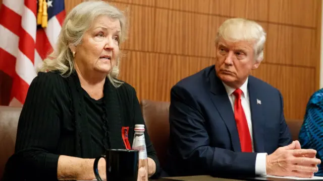 Juanita Broaddrick junto a Donald Trump na entrevistavaidebet e pixbetdomingo.