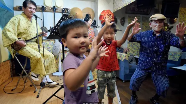 Grupo musical y niños bailando