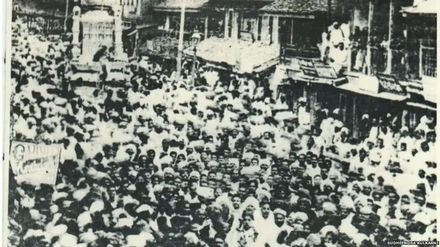 1892 పుణెలో జరిగిన మొహర్రం ర్యాలీలో పాల్గొన్న తిలక్ (చిత్రంలో తిలక్ కిందవైపు కనిపిస్తారు)