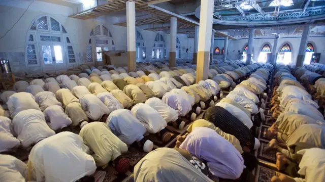 કોરોનાના સંક્રમણ છતાં ઇબાદત માટે મસ્જિદો ખૂલી રખાઈ હતી