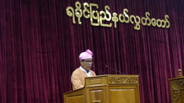 ရခိုင်ပြည်နယ်လွှတ်တော် မှာ မိန့်ခွန်းပြောကြားနေတဲ့ ပြည်နယ်ဝန်ကြီးချုပ် ဦးညီပု