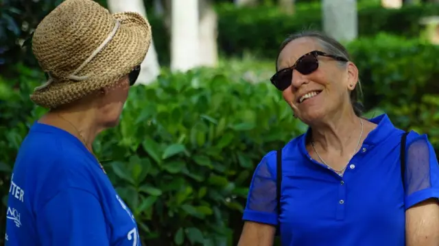 Mujer en Naples sonriendo