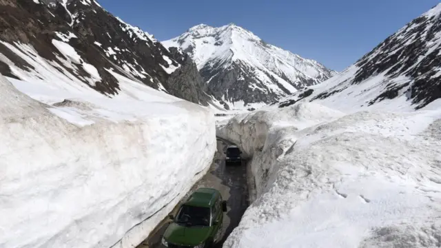 লাদাখ অঞ্চল আবহমান কাল থেকেই সরাসরি কাশ্মীরের সঙ্গেই যুক্ত জোজিলা পাসের মাধ্যমে।