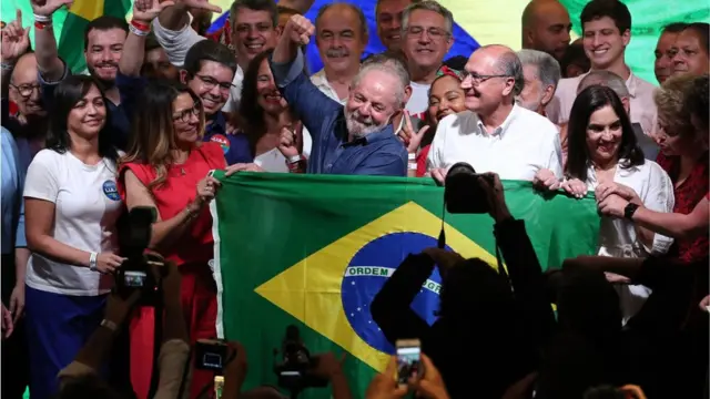 Lula comemorando combonus stake casinoequipe quando foi proclamado vencedor das eleições presidenciais brasileiras