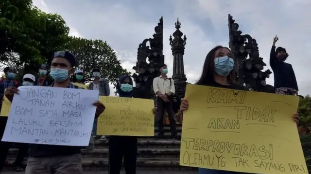 Mahasiswa yang tergabung dalam Cipayung Plus membawa poster seruan saat mengecam tindakan terorisme di area Monumen Perjuangan Rakyat Bali (Bajra Sandhi), Denpasar, Bali, Rabu (31/3/2021).