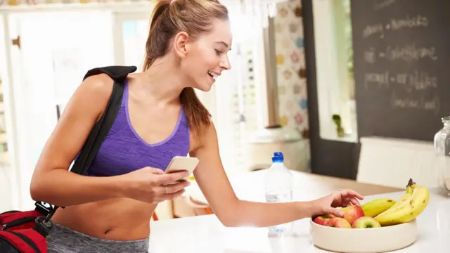 Una mujer escogiendo una fruta