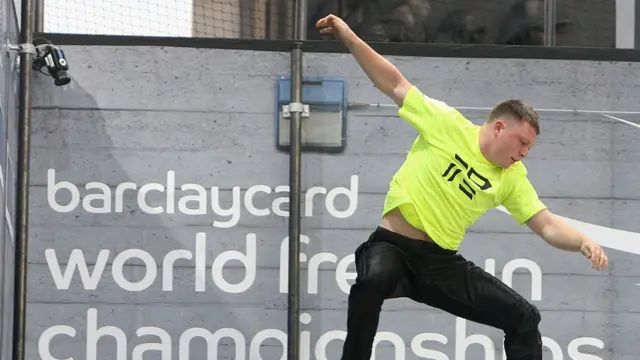 O atleta Tim Sheiff faz uma manobraaposta ganha como sacarparkour