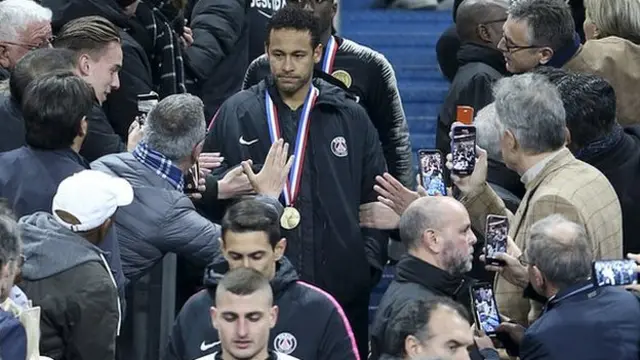 Neymar collects finalists' medal, Coupe de France