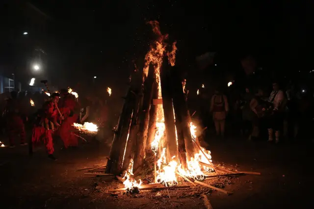 Nakon što poslednji učesnik survakarske grupe baci baklju u već razbuktalu vatru na seoskom trgu, otpočinje centralni deo događaja kada survakari zajedno sa meštanima igraju kolo.