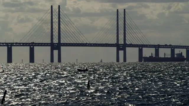 Imagem mostra barcos nas proximidades da Ponte Øresund, que conecta a Dinamarca à cidade suecajet cassino onlineMalmo