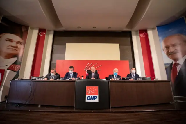 CHP Genel Başkanı Kemal Kılıçdaroğlu basın toplantısında parti kurmaylarıyla birlikte