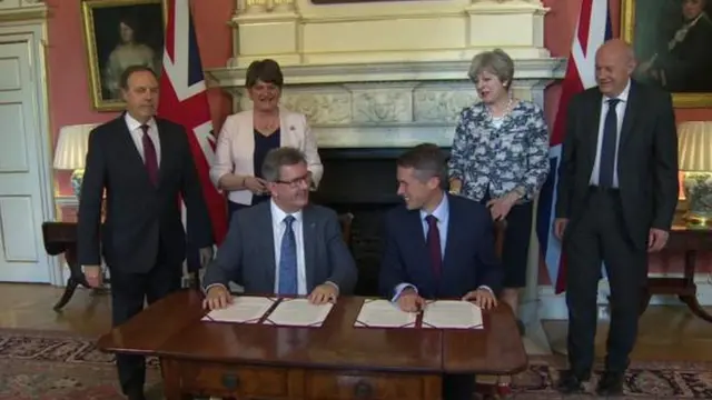 Hükümet anlaşması imzalanırken