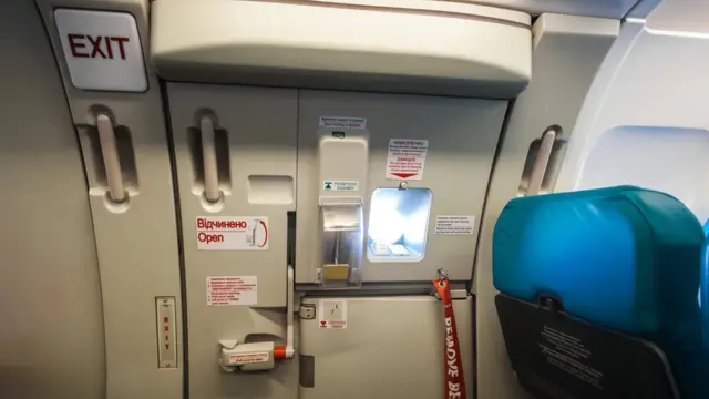 uçak acil çıkış kapısı