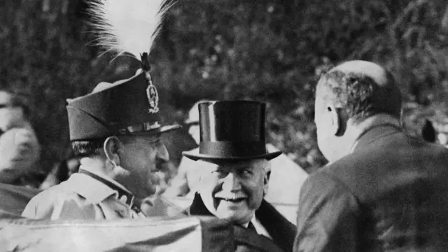 د فرانسې ولسمشر ګاسټون ډامرګ له امان الله خان سره په پاريس کې