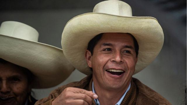 Retrato de Pedro Castillo con su sombrero, durante el desayuno familiar previo a su votación en la segunda vuelta.