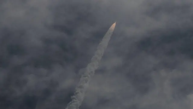 నింగిలో ఇస్రో రాకెట్