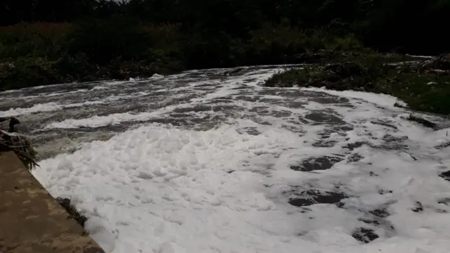 திருமணி முத்தாறு: கழிவுகளால் பொங்கும் நுரை; அவதியுறும் பொதுமக்கள்