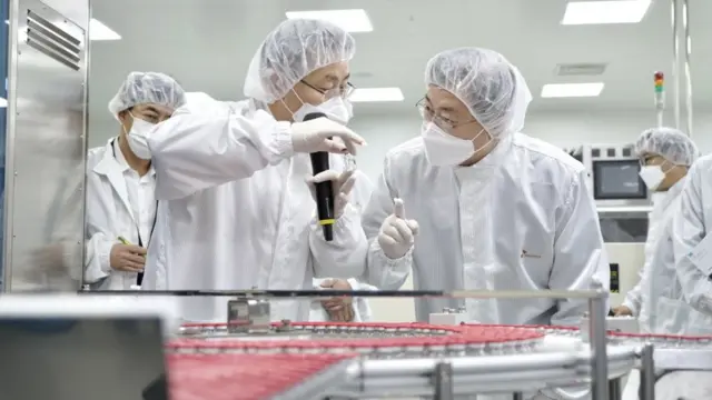 문재인 대통령이 20일 오전 경북 안동시 SK바이오사이언스 공장을 방문해 코로나19 백신을 살펴보고 있다. SK바이오사이언스는 지난해 7월 아스트라제네카와 계약해 현재 백신을 위탁 생산하고 있다