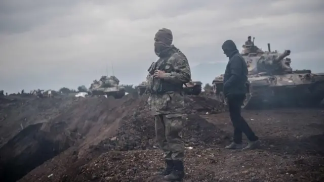 Turkish army soldiers wait near the border before entering Syria, on 21 January 2018 at Hassa, in the Turkish province of Hatay, near the Syrian border.