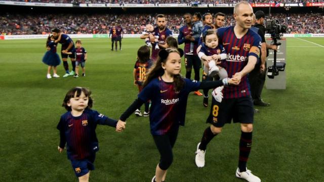 Iniesta with mascots