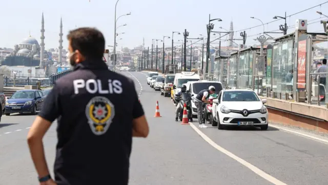 polis trafik kontrolü yapıyor