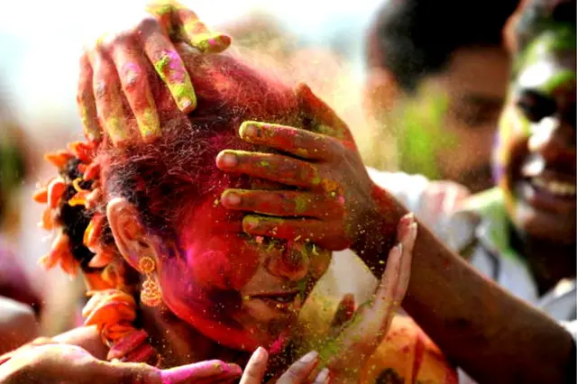 હોળી રમતા યુવાનો