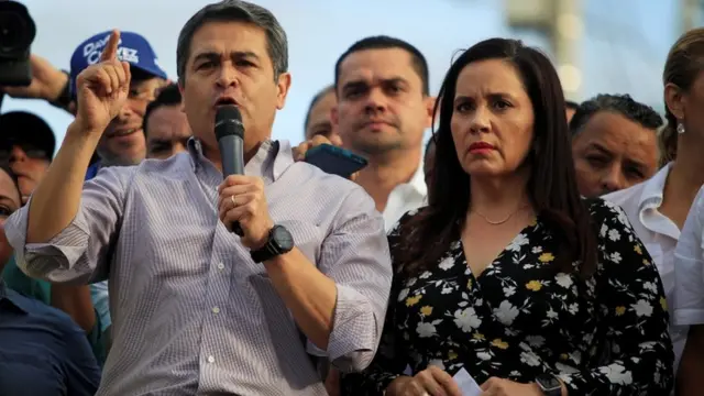 Juan Orlando Hernández y su esposa