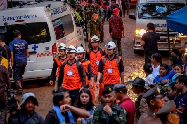 เจ้าหน้าที่กู้ภัยเข้าไปในถ้ำหลวง-ขุนน้ำนางนอน