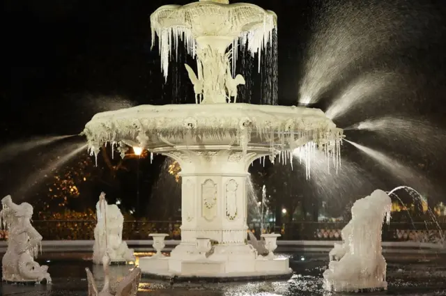 జార్జియాలోని సవన్నాలో గడ్డకట్టుకుపోయిన ఫౌంటెన్ నీరు