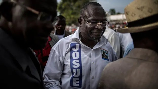 L'opposant Guy Brice Parfait Kolelas quitte la scène après s'être adressé à ses partisans à Brazzaville le 17 mars 2016 à l'approche des élections présidentielles0.