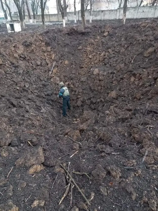 Foto provista por la Policía de Ucrania de un cráter que supuestamente creó el ataque aéreo.