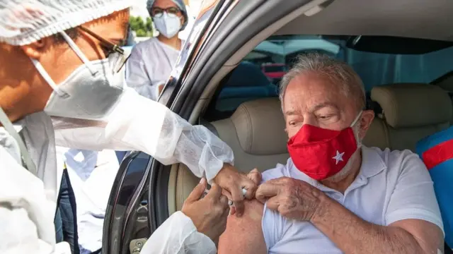 EL expresidente de Brasil, Luiz Inacio Lula da Silva, recibió la vacuna el 13 de marzo.