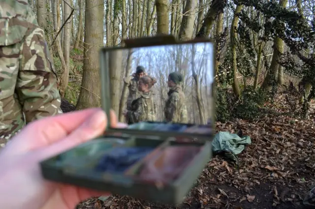 லீ ஃபாக்ஸ்: "ராணுவத்தினரின் உருவத்தை பார்க்கவேண்டும் ஆனால் இதில் பார்க்க முடியாது."