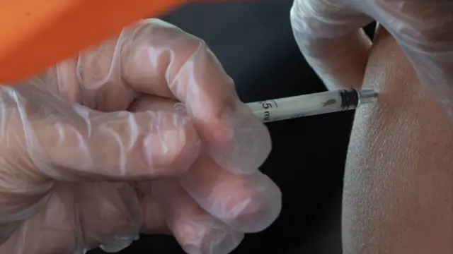 أثناء تلقي أحدهم لقاح كورونا