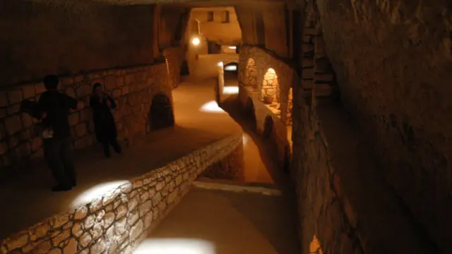 Qanat atau saluran air bawah tanah.