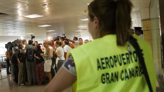 Familiares de los pasajeros que iban en el vuelo accidentado en Madrid esperando en el aeropuerto de Las Palmas de Gran Canaria.