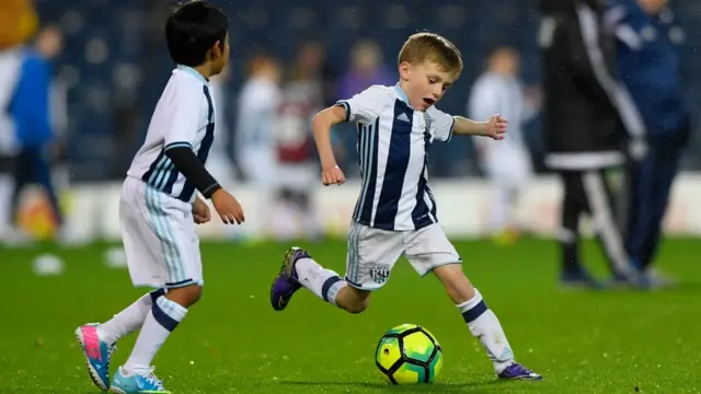 Діти грають у футбол