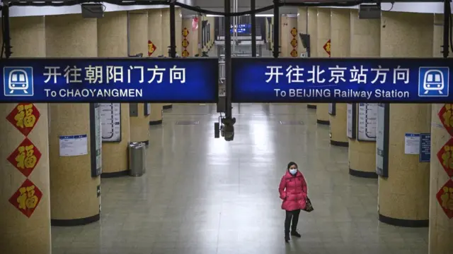 Кытайды жашоо токтоп калган сыяктуу, Бээжин метросундагы эл кымгуут түшкөн убакыттагы көрүнүш