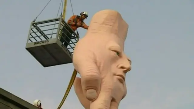 A estátua 'pesadelo' que paira sobre cidade da Nova Zelândia e