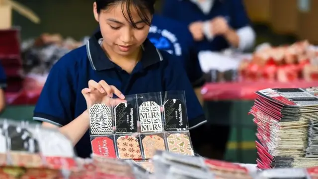 In this photo taken on June 28, 2019, a worker makes Christmas cards in a factory in Hung Yen. - The European Union and Vietnam on June 30 signed a long-awaited free trade deal that will slash duties on almost all goods as fears grow over mounting global protectionism.
