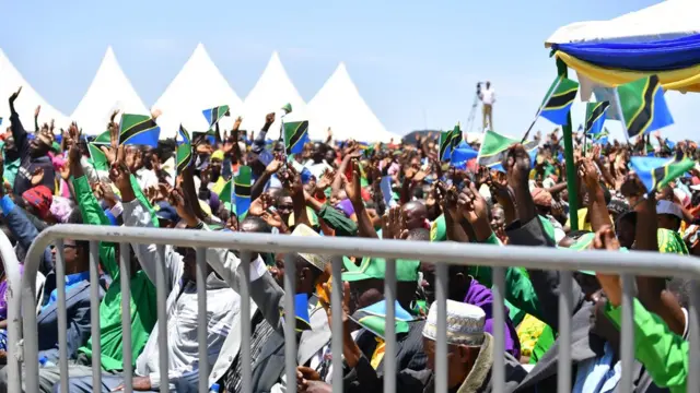 Wananchi wakiwa katika hafla ya uwekaji jiwe la msingi la daraja la Mto Sibiti lenye urefu wa mita 82,pamoja na kilomita 25 za lami linalounganisha Mkoa wa Simiyu na Singida.Septemba 10,2018.